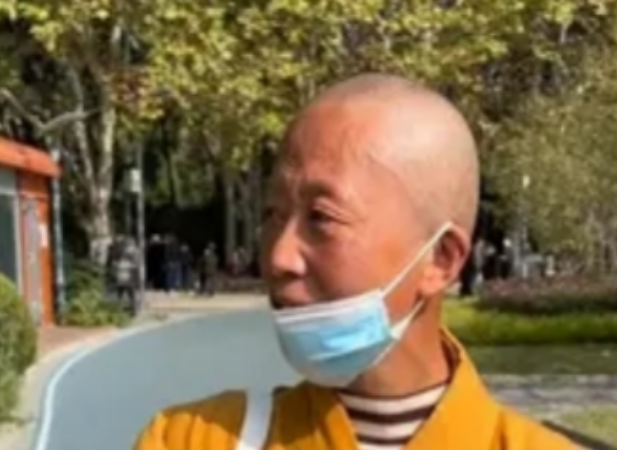 2019年，上海阿姨为出家把房子卖了588万，全捐了，一分没留给女儿，女儿靠贷款