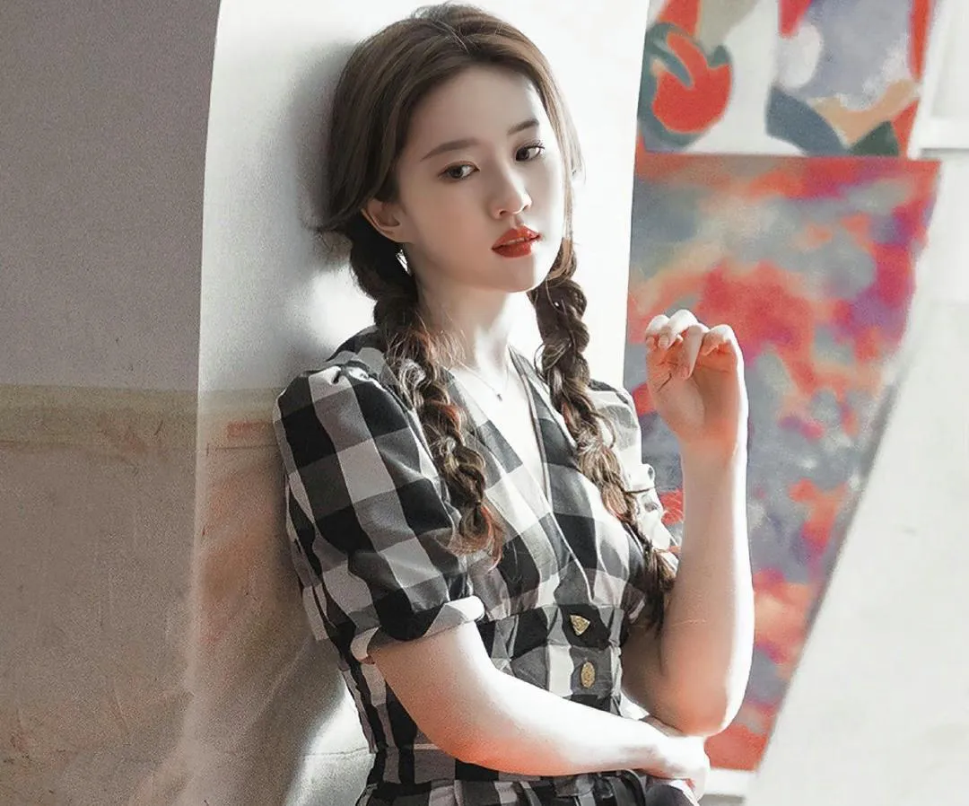 玫瑰的故事，表明一个事实真相：
只要青年男女一谈恋爱，肯定拥抱亲吻、上床同居。黄