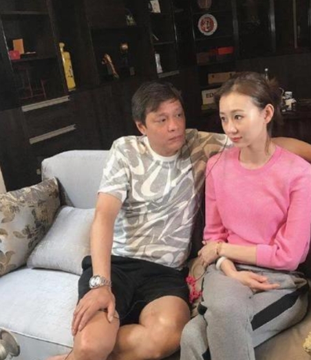 范志毅新婚，爱妻年轻迷人，两人恩爱如初