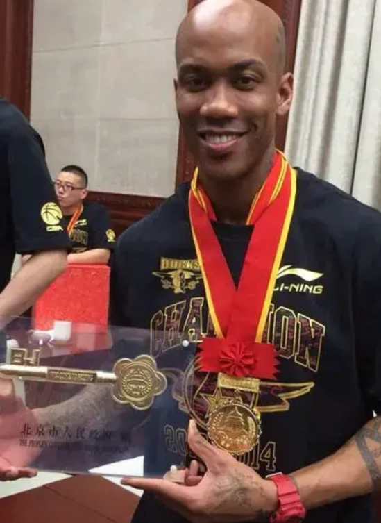 不是马布里的天塌了，也不是北京男篮的天塌了，而是中国篮协的天塌了！

正当全国人