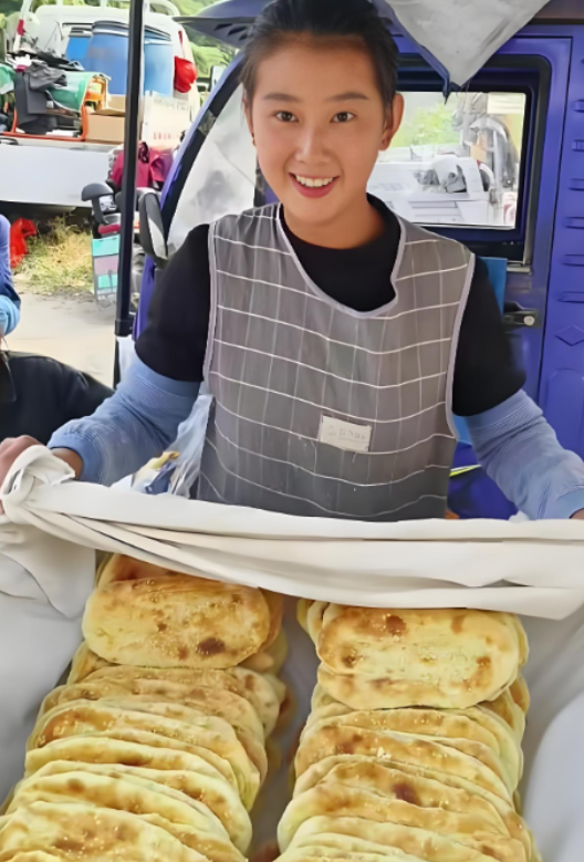 19岁女孩凌晨三点起床帮妈妈摆摊卖东西，只为补贴家用，看着妈妈这么辛苦的干活挣钱