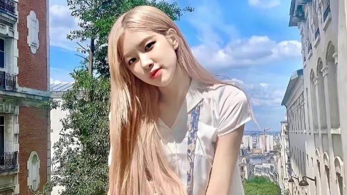 韩女团BLACKPINK 成员Rosé 新发型引粉丝热议