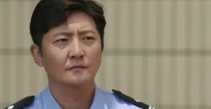 继续追剧《驻站》。

曾经看过一档，采访此剧的导演刘雪松的视频。

他说：“驻站