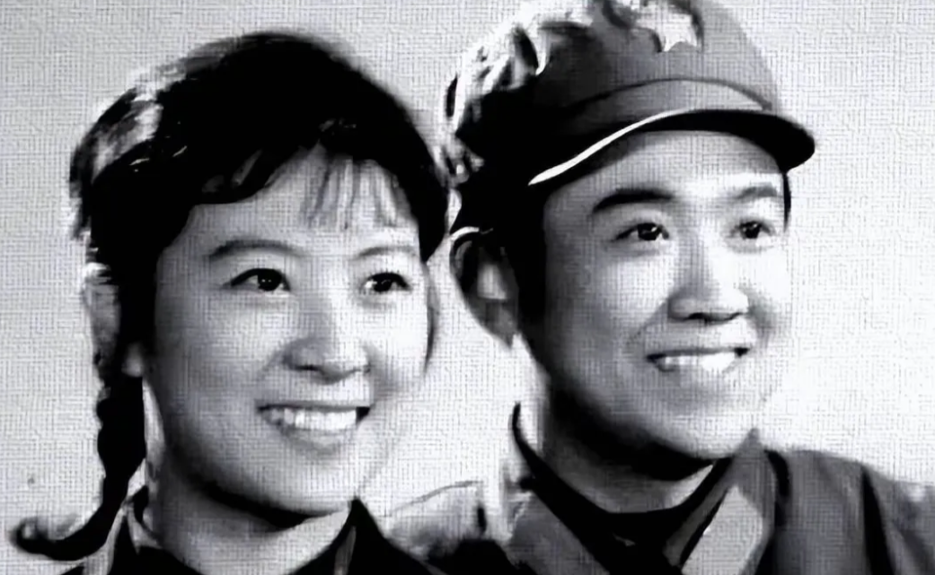 王馥丽姐姐的老伴突然去世了，她们是圈内出名的模范夫妻，他们俩相伴了一生。馥丽姐伤