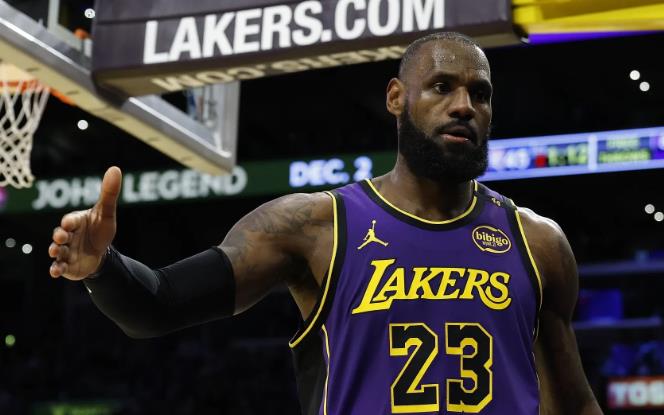 詹姆斯这个球走步了吗？湖人93-101惜败雷霆，詹姆斯这个球我反复看了5遍以上，