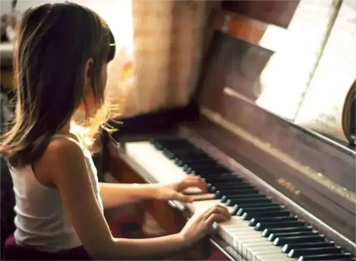 升级音乐梦想：为何选择三角钢琴？