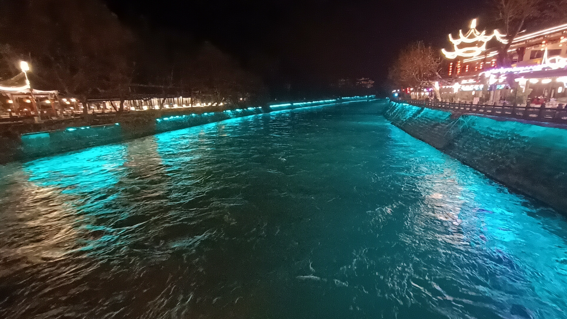 探寻都江堰南桥的神秘之美：蓝眼泪