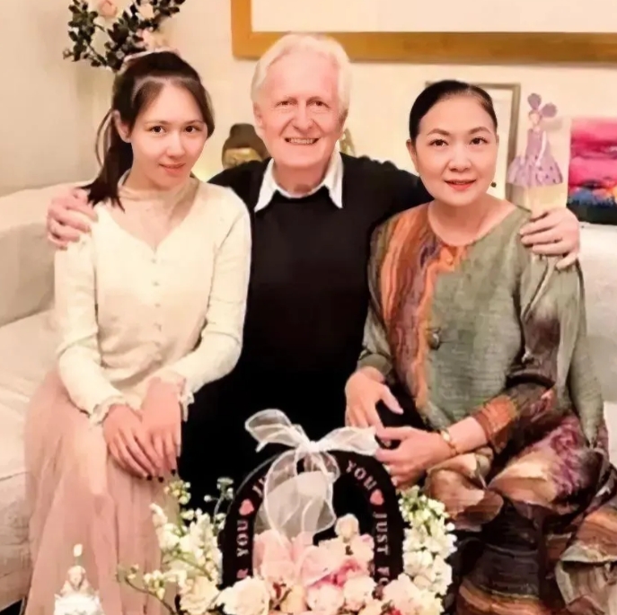 沈丹萍是一位大家熟知的演员，她的老公是位外国人，她们夫妻恩爱，女儿也是大美女，希