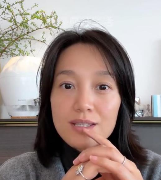 朱丹多年来在主持界成绩斐然，给观众留下深刻印象。近日她透露，自己40多岁才知晓对