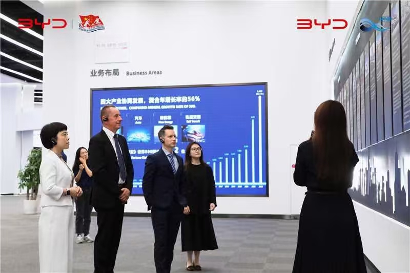 龙舟作为中国传统文化的重要符号之一，具有深厚的历史底蕴和广泛的群众基础。通过龙舟