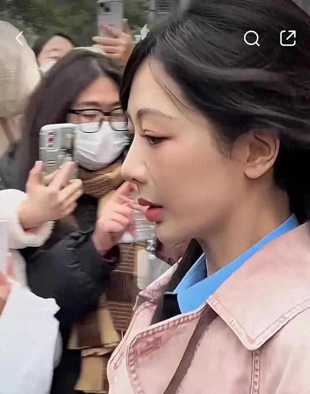 杨紫眼皮这么耷拉是什么原因啊，看起来也不像抽脂了？ 哎，这个问题，网上可是吵翻天