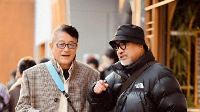 为什么劝中老年男人：冬天戴帽、衣不暗沉？看完这些素人穿搭就懂