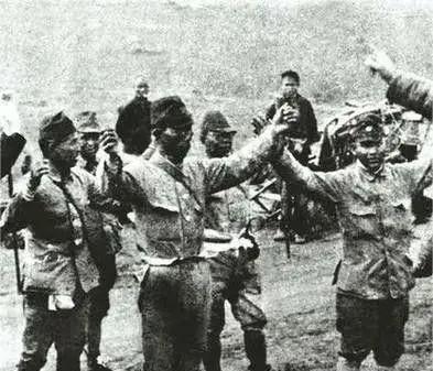 1945年12月的一天，周学礼对王晓蜂说：“咱们是老同学了，告诉你，通化国民党和