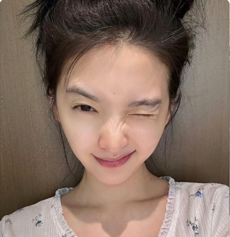 章若楠素颜的照片让人耳目一新，自然状态下的她更显迷人魅力，令人为之心动。这样的她