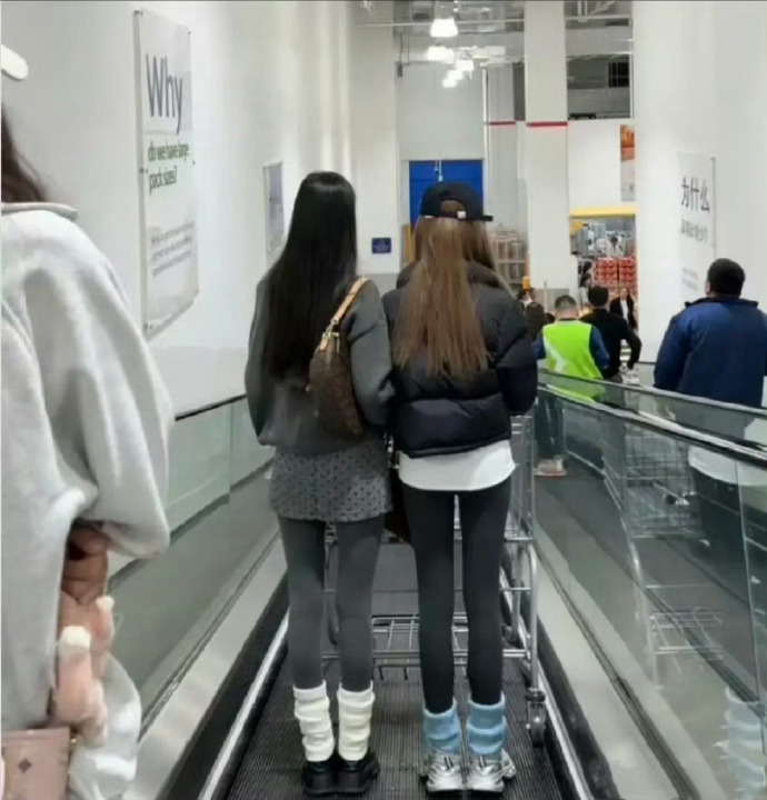 现在都流行这么穿了吗？她们是怎么做到大腿小腿一样大小的！ ​​​ 
