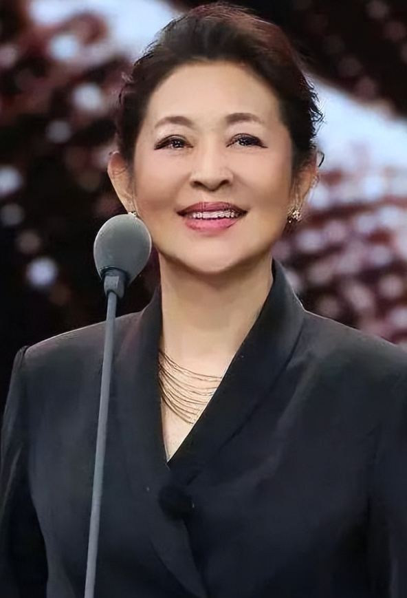 演员，宋丹丹说，刚离婚的时候，我就觉得天塌了，不想活了，倪萍打电话问我干嘛呢，我