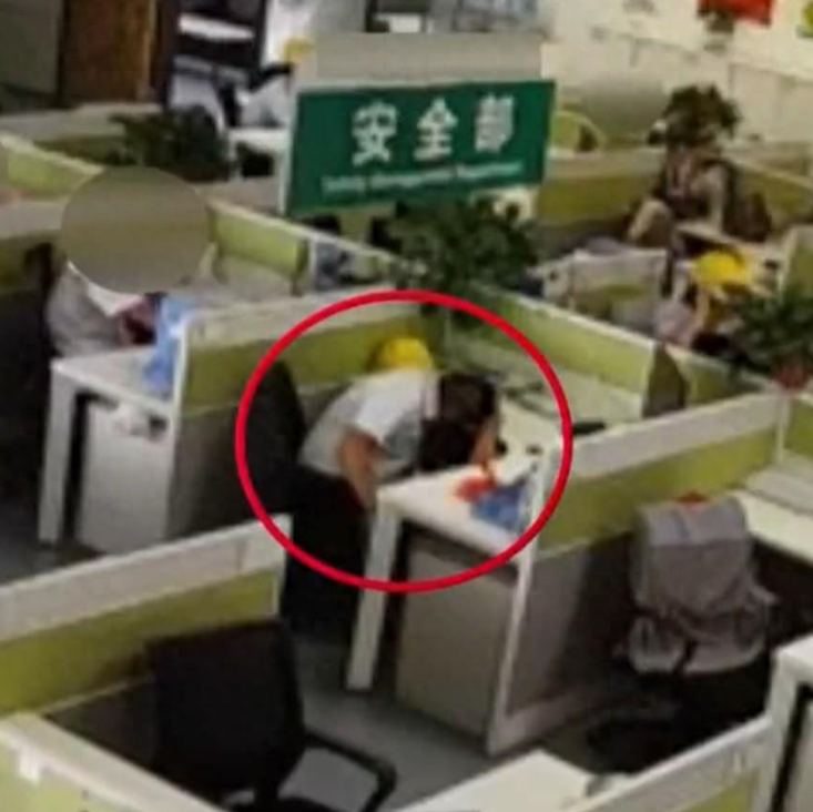 工作20年的老员工上班睡觉1小时却惨遭开除？11月18日，泰兴市人民法院公布：江