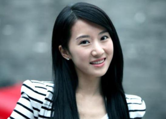李念因《蜗居》中海藻一角走红，此后演艺事业起起伏伏。如今39岁的她，不仅在演艺上