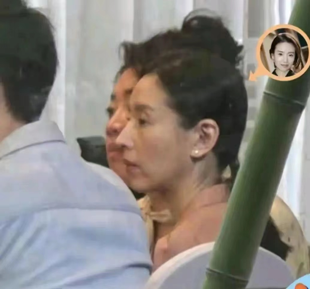 看她是谁？当年红得无法形容了，如今却默默无闻了
她不但老了很多，面相也变了，满眼