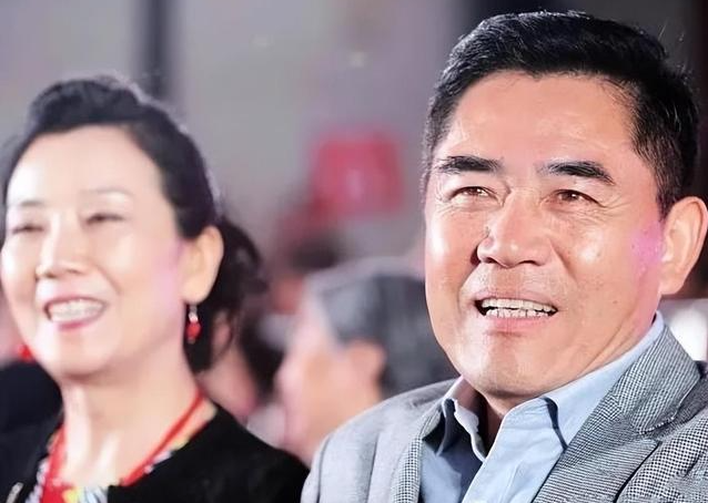 无论是普通人还是明星，都会面临一个问题：借钱。这个问题，陈宝国的操作可以说是教科