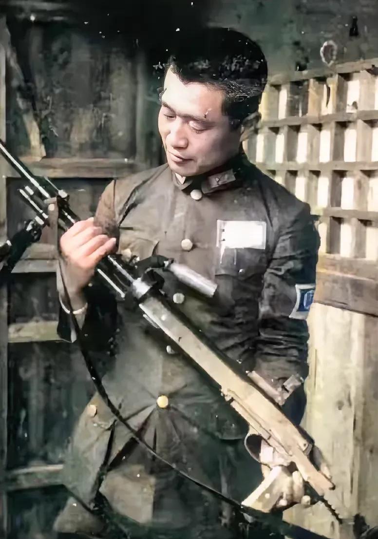 这张老照片我第一次见到，有人说这是“邱疯子”？我怎么感觉这是杜聿明？这应该是抗战