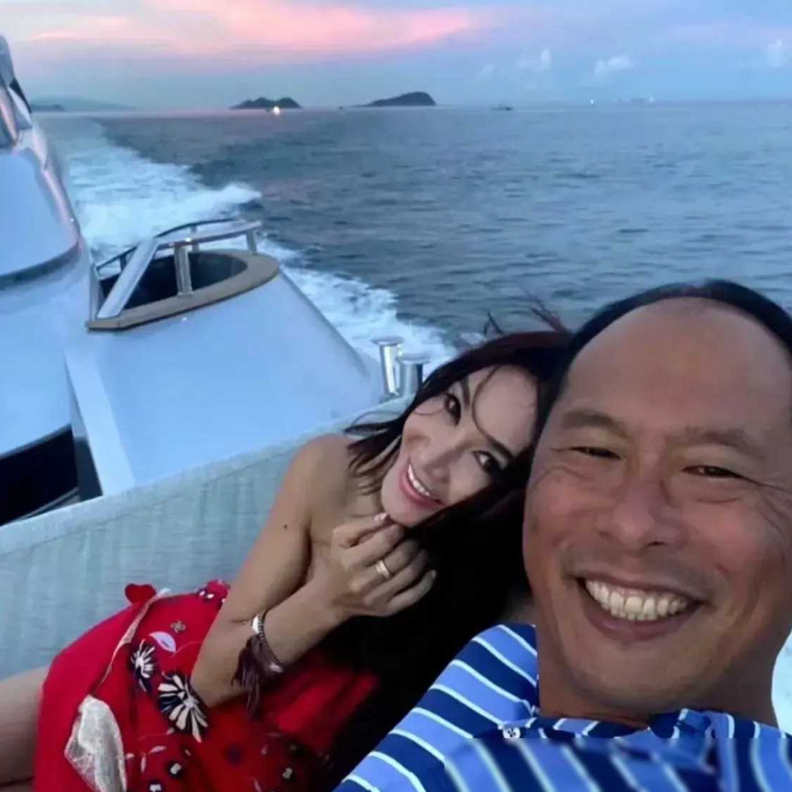 有网友曾调侃温碧霞的婚姻选择，认为她与年长者的结合是金钱的驱使。但当我翻开他们婚