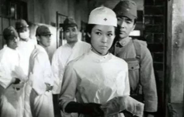 [太阳]1978年，几个衣着华丽、开着小汽车的人来到四川农民刘运达家门口，车上下