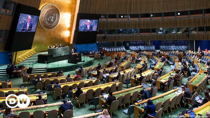 刚刚：联合国安理会通过一项决议，要求在穆斯林斋月期间立即在加沙停火，并无条件释放