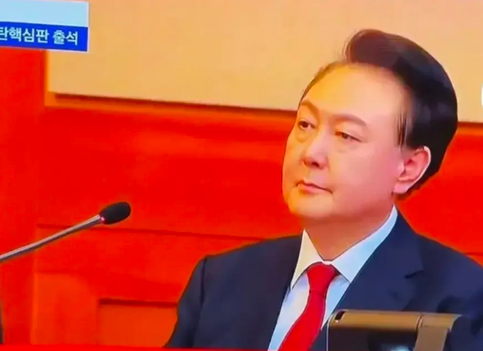 尹锡悦第二次出庭，这一次与第一次有着明显的不同。这一次的尹锡悦显得更加的从容了，
