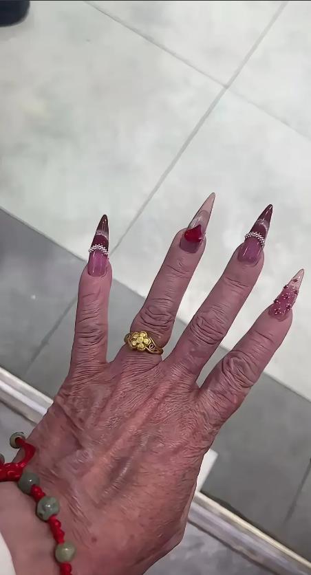 老公快要回家过年了，特意花398做了个美甲，大家帮看看值不值？美不美？