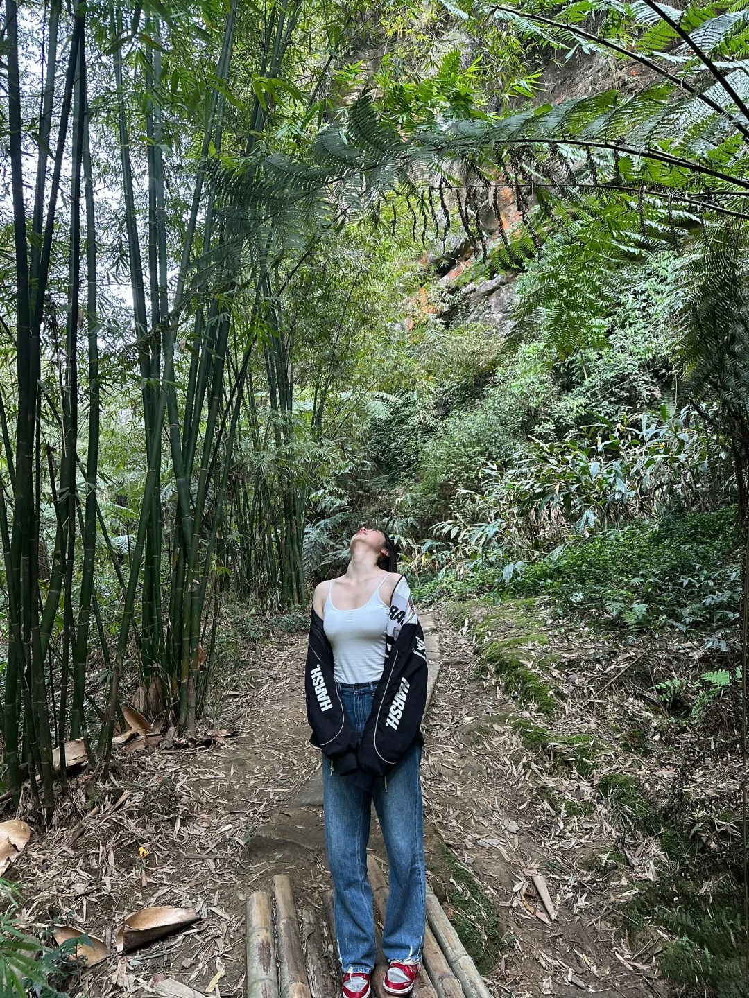 求助！！🐻垫子怎么P掉啊？
姐妹们,避雷这种背心哇！！
这几张照片除了背心我真