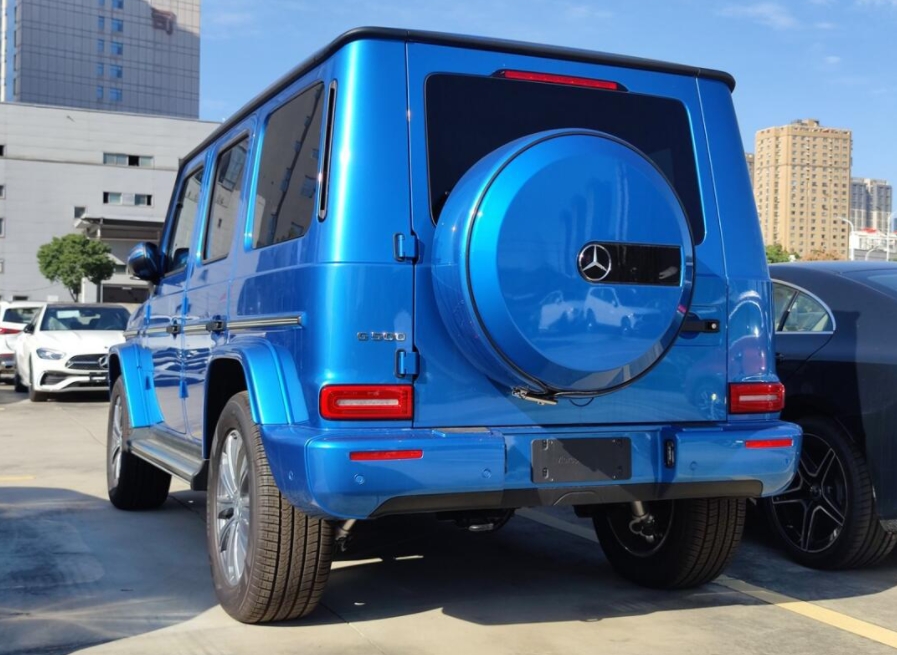 也难怪现在多人瞧不起进口车，你都难以想象他们抠门抠到什么地步。
比如这台奔驰G5