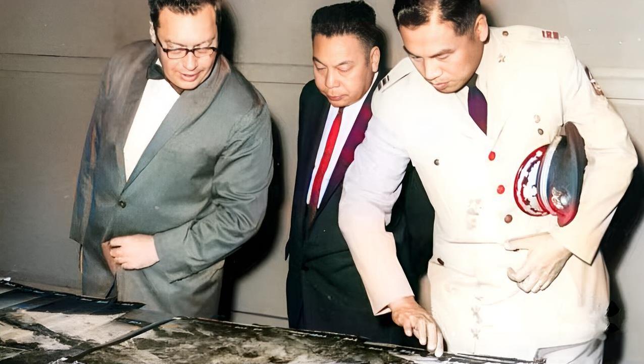 上世纪六十年代，蒋建丰与美国中情局官员一起观察由黑猫中队从大陆上空偷拍的情报。为