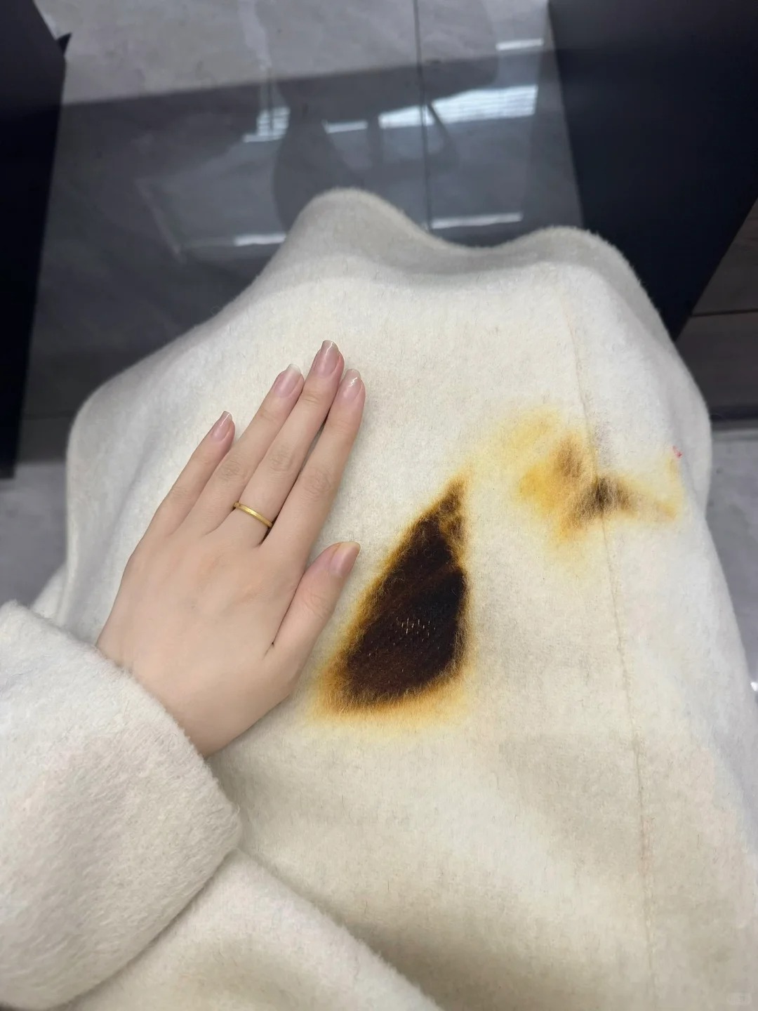 羊绒大衣烤糊了，有什么办法无痕修补吗
哭了，买回来第一天穿就坏了