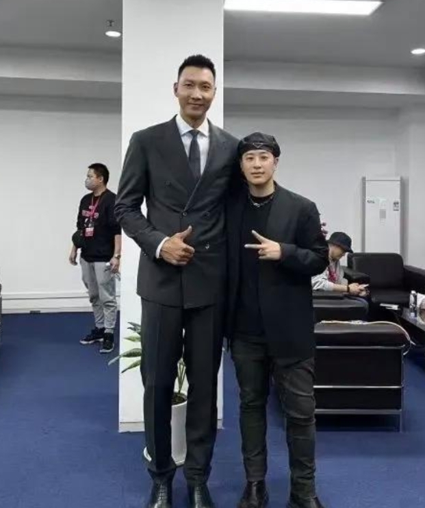 易建联和潘玮柏夫妻合影