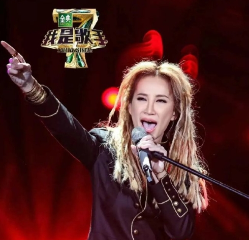 或许只有国际范的李玟才能镇得住场子，而过去培养起来的那些明星，

又有多少人能称