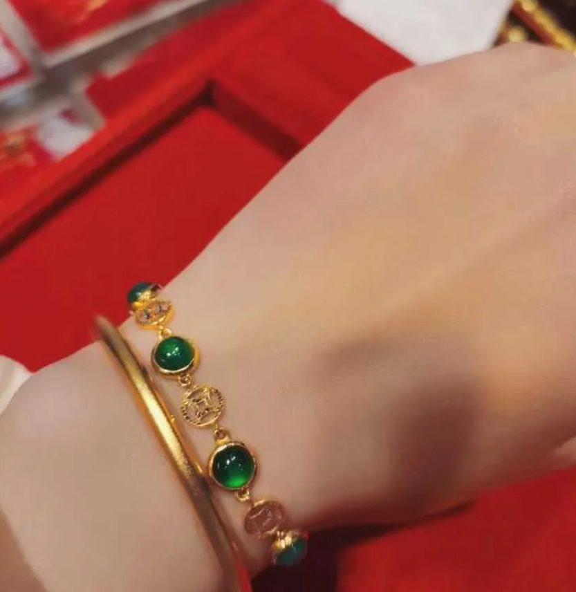 婆婆给了我 75 克黄金让我拿去换个款式。她买这些黄金的时候，金价才 300 多