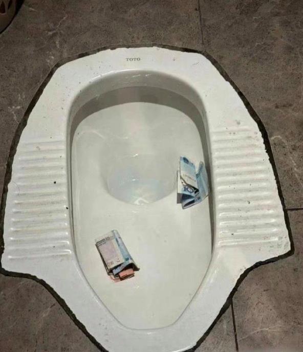 在商场洗手间，我发现了掉落的物品，可能是有人提裤子时不慎遗失。纠结于是否捡起，内