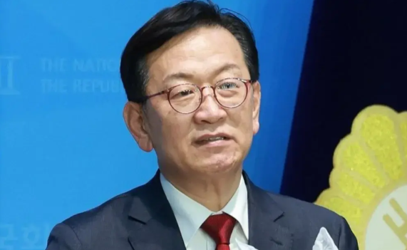快讯：刚刚韩国被弹劾总统尹锡悦律师团负责人、律师石东贤在接受记者提问时说——尹锡
