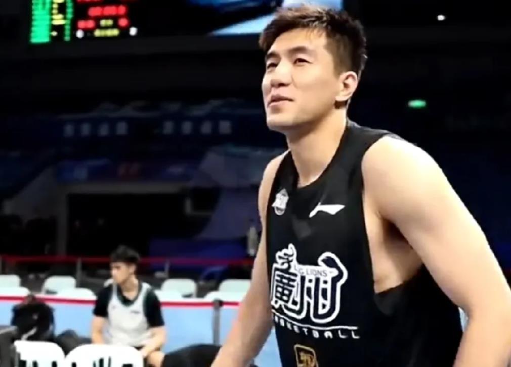 郭艾伦这回答，看来今晚还是不打，略显尴尬地转移话题。
训练中，记者问他今晚打吧，