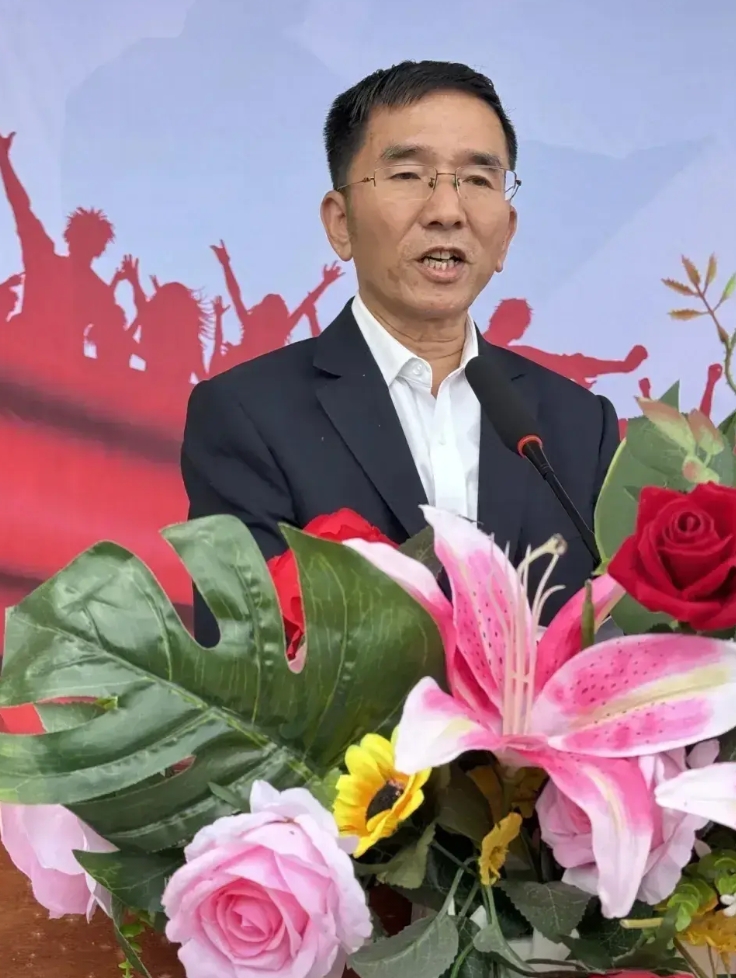 已经退休了，夏信仁，昆明官渡区长丰中学的执行校长。你何必呢，去民办学校。
 
夏