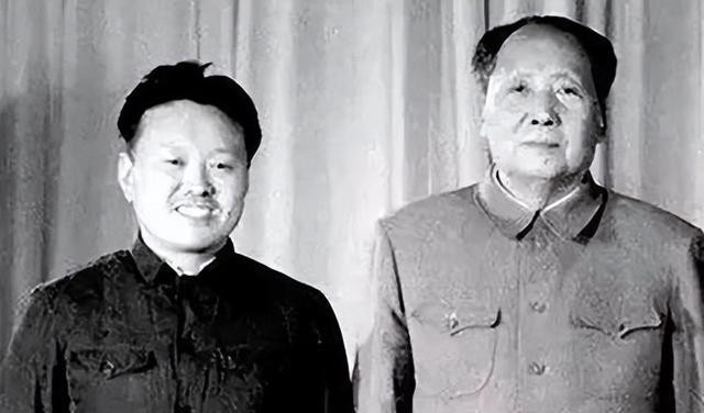 毛主席吃饼发现肉 批评厨师

                         