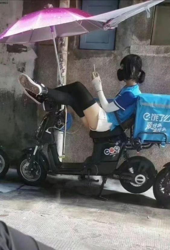 我怎么没见过这样的外卖员，中午不送餐，在这乘凉！