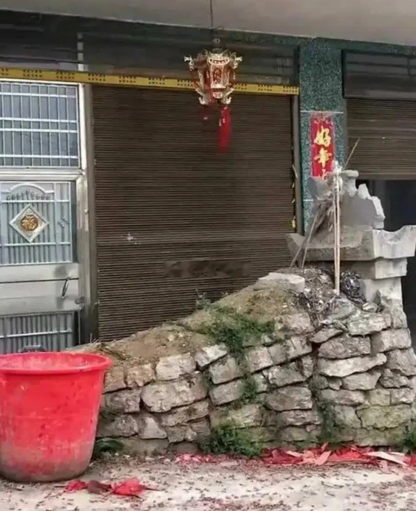 我家门口有个坟墓，相亲了88次都没有成功，现在该怎么办才好?