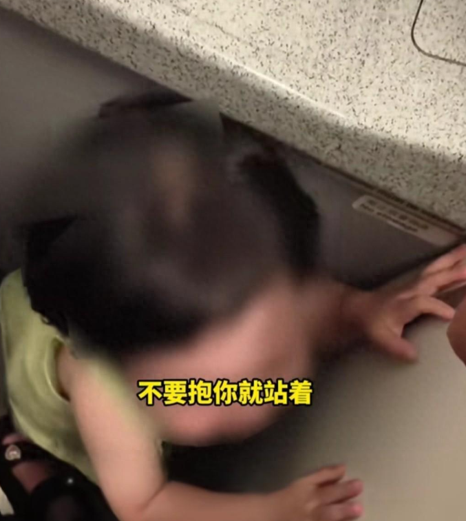 荒唐！小孩在飞机吵闹，被俩陌生女子拉到厕所“教育”，警方回应



在繁忙的航班