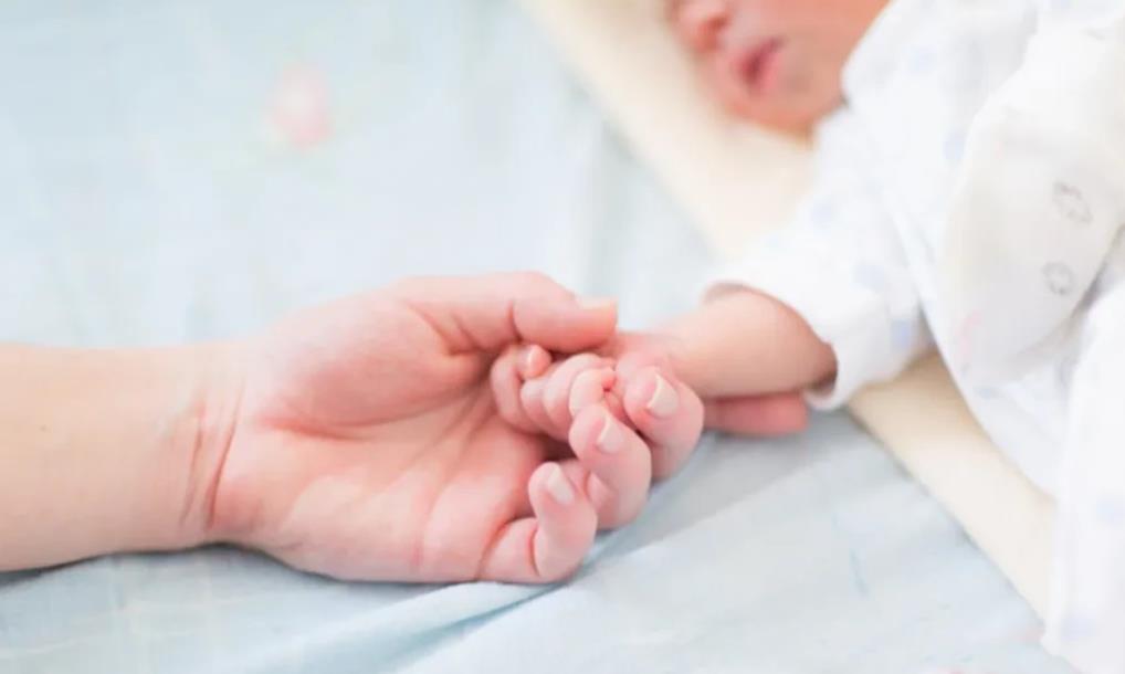 广东佛山，女子孕期腹痛住进医院。3天后凌晨她腹痛加剧，值班医生简单做了检查说有先