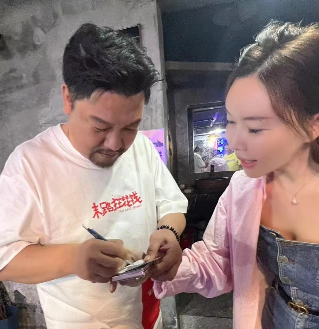偶遇贾冰老师来徐州狂花钱
贾冰老师的第一句话就是“来找我报销电影票的嘛？”r人超