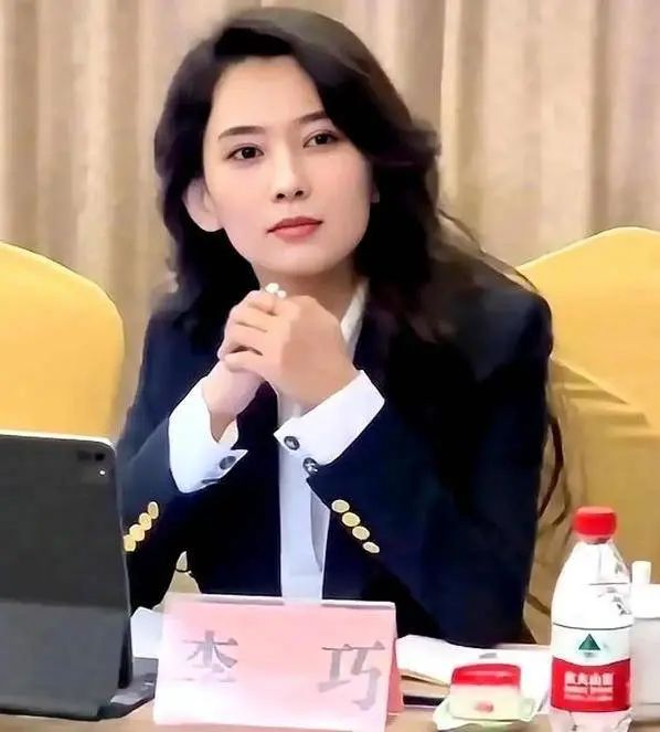 汪峰带儿女与一长发美女过母亲节，网友猜测该女子为其新女友李巧。李巧是 90 后网