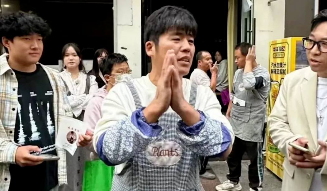 这哥们清醒啊，只因长了一张和周杰伦酷似的脸，就被封为粥饼伦。

按照惯例，一夜暴