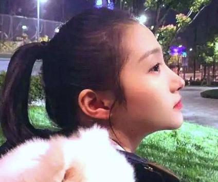 关晓彤和鹿晗携手养狗，展现出甜蜜生活的另一面。宠物成为他们感情的纽带，爱意在不断